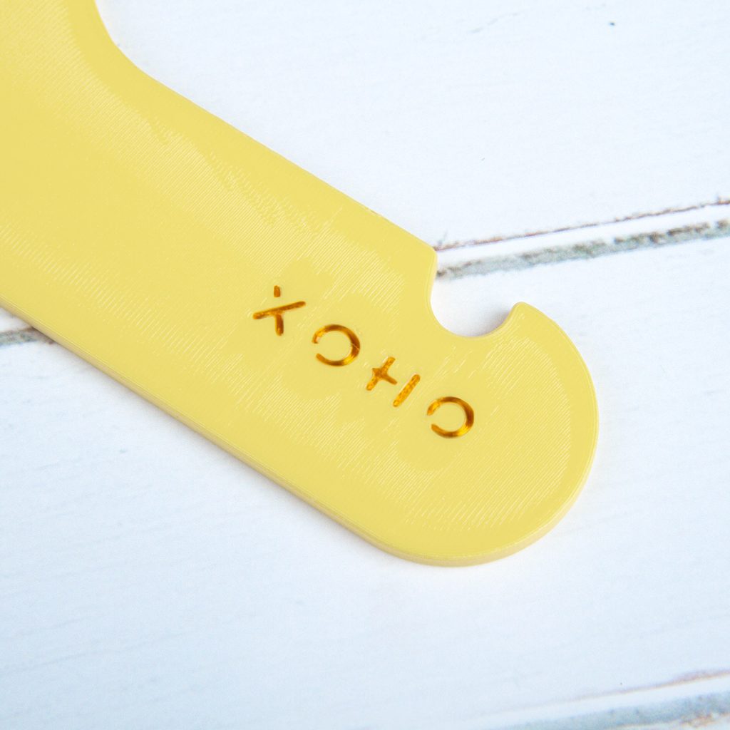 Kids clothes hanger yellow giraffe logo detail